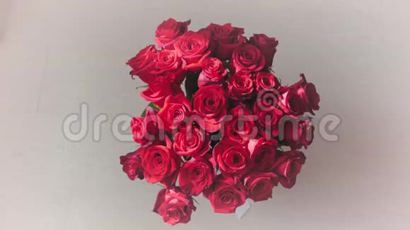 花束中的红玫瑰花视频的预览图
