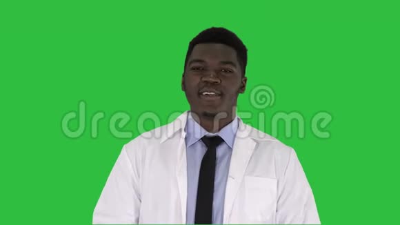 美国黑人医生在绿色屏幕上与摄像机交谈Chroma键视频的预览图