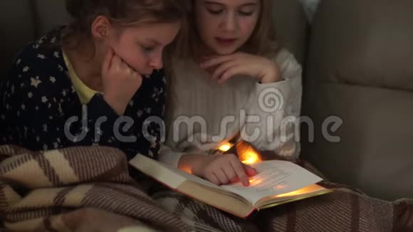 学生们晚上在床上学习功课用毯子盖着视频的预览图