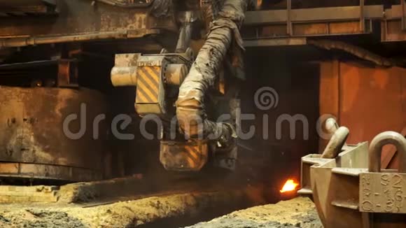冶金厂冶炼液态钢用电炉库存录像关闭工作机器视频的预览图