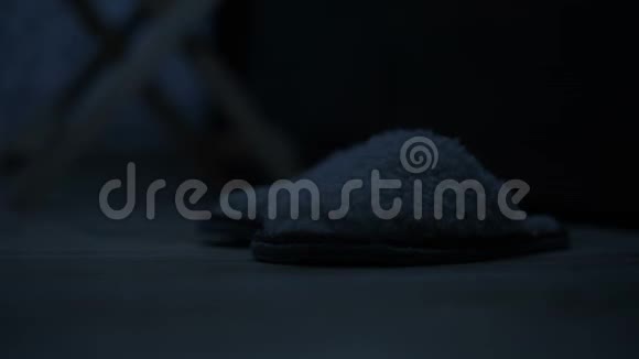 卧室床旁穿拖鞋的女腿特写美国之夜的影响冷调和视频的预览图