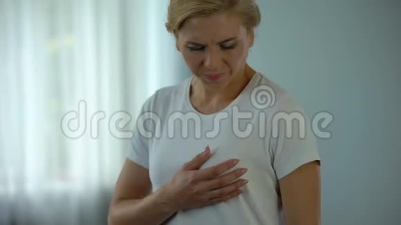 中年妇女感觉胸痛缺血性疾病和心脏病健康视频的预览图
