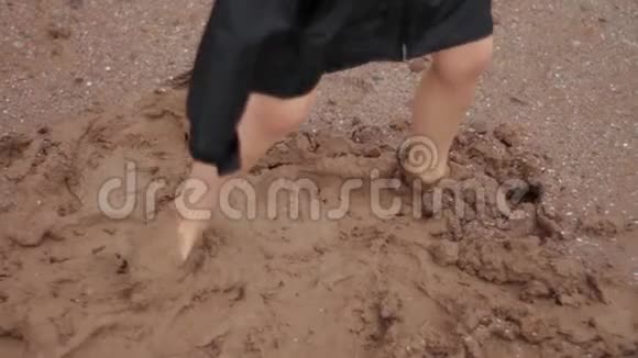 赤脚男孩在泥泞中跳舞视频的预览图