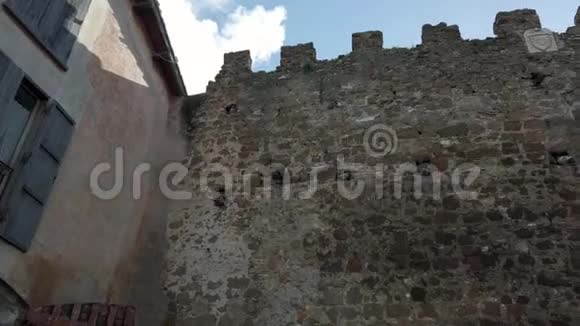 古老的城墙和通往中世纪奥斯提亚安蒂卡村的大门视频的预览图