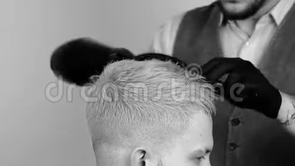 沙龙里的男式发型理发店里的人发干理发师用吹风机做发型做完美容吹风机视频的预览图
