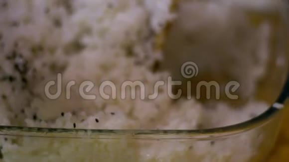 制作寿司和卷的熟白米饭的慢动作日本食品视频的预览图