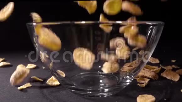 超级慢动作玉米片掉进牛奶碗顶景视频的预览图