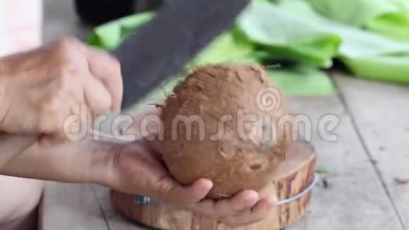 用切刀把椰子绞碎露出白肉视频的预览图