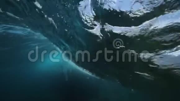 水下波浪冲浪慢速运动视频的预览图