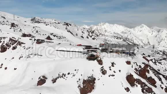 冬季在埃尔布鲁斯度假胜地高高加索山区的滑雪缆车空中观景台视频的预览图
