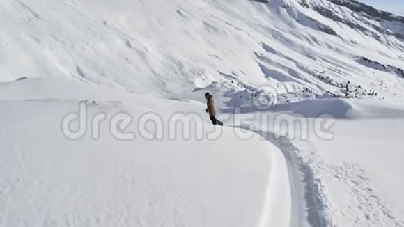 滑雪板女孩雪粉越野4k视频的预览图