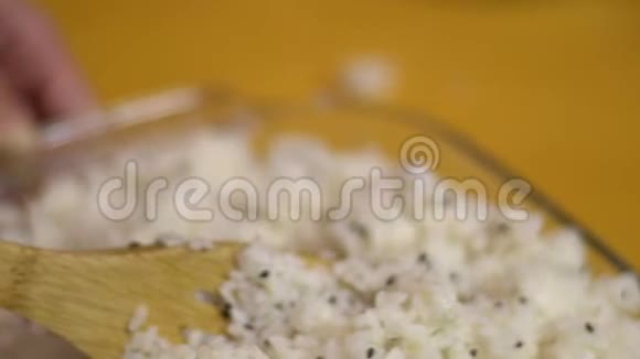 制作寿司和卷的熟白米饭的慢动作日本食品视频的预览图