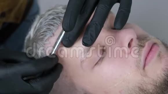 胡子是用剃刀刮的在理发店里把剃胡须收起来男式胡须刮胡子的理发师视频的预览图