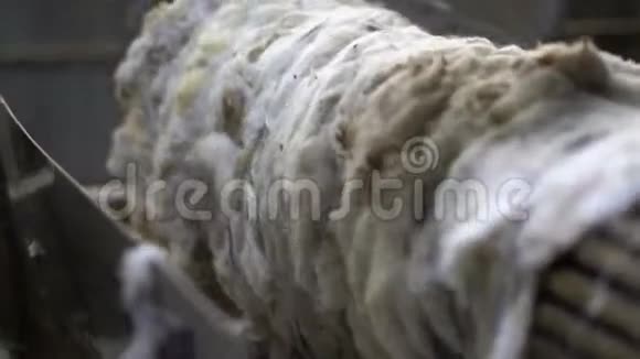 羊毛洗涤和生产上衣的准备视频的预览图