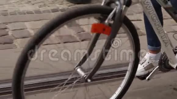 骑自行车者和城市婴儿车街道视频的预览图