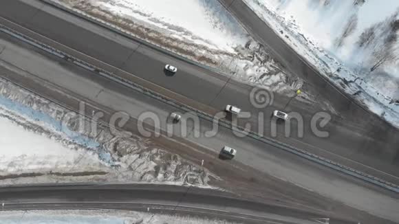 高速公路上的鸟瞰图汽车在路上行驶视频的预览图