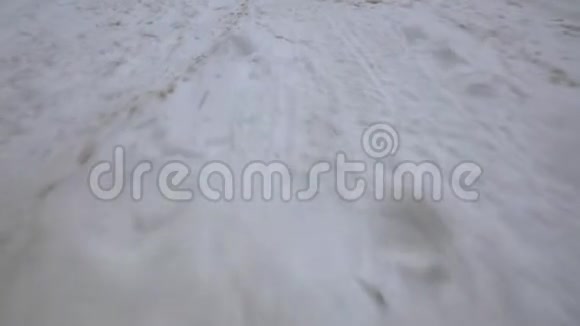雪后的地面在近距离行走视频的预览图