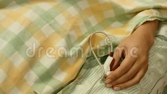 健康观念女性患者拇指上的医学手指传感器病房医疗设备窄角镜头视频的预览图