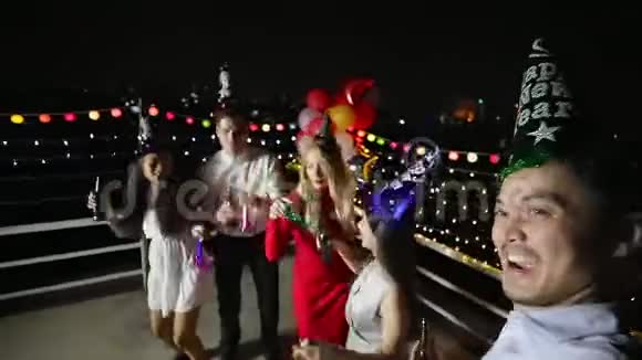 亚洲人和高加索人在聚会上跳舞视频的预览图