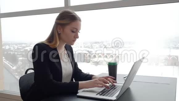 现代办公室工作场所的商务女性在手提电脑上打字视频的预览图
