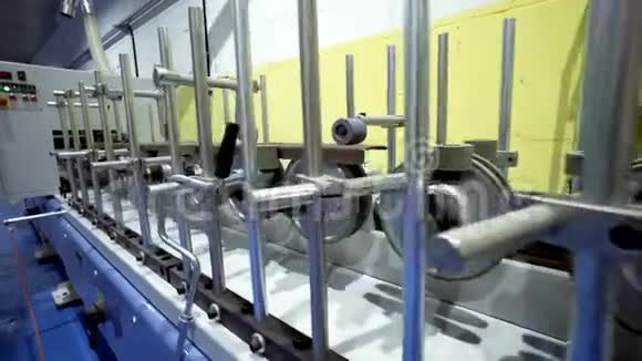 工厂的木工机械化设备行动在机器上的滚珠轴承上用轮子滚动木板视频的预览图