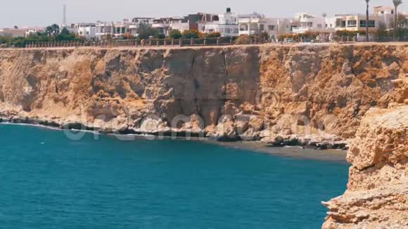 埃及的海滩和酒店靠近落基海滩的海岸线沙姆沙伊赫视频的预览图
