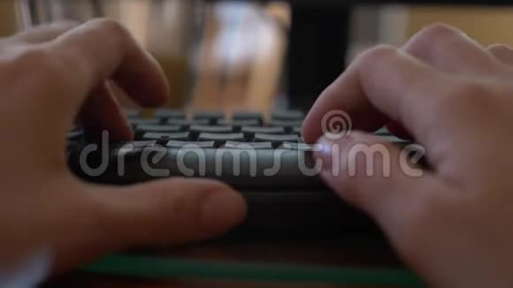 一个女人手在笔记本电脑键盘上打字的特写镜头4k特写慢镜头背景模糊视频的预览图