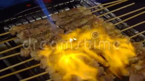 厨师烤牛肉或牛排在街边食物的烤架上插入烟雾和火焰视频的预览图
