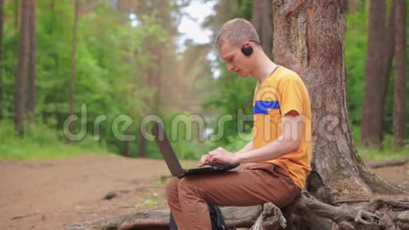 一个年轻人在耳机上听音乐读一本书视频的预览图