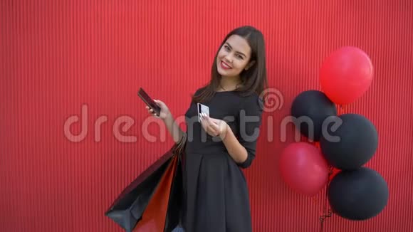 网上购物快乐微笑的女孩星期五在网上用手机和塑料卡购物视频的预览图