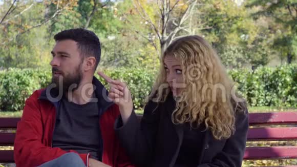 一对夫妇在公园长椅上发现了这段关系视频的预览图
