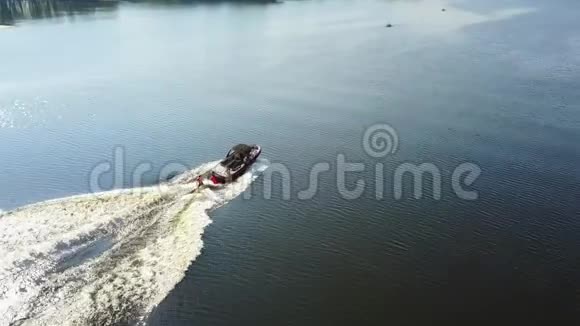 摩托艇拖着一个尾箱视频的预览图