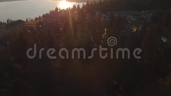 日落时分加拿大北温哥华的一座常绿森林边缘的联排别墅视频的预览图