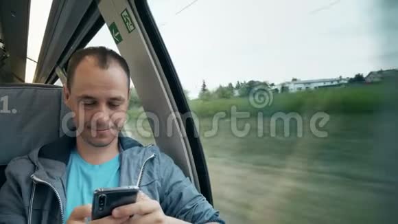 一个人坐火车在智能手机上发短信视频的预览图