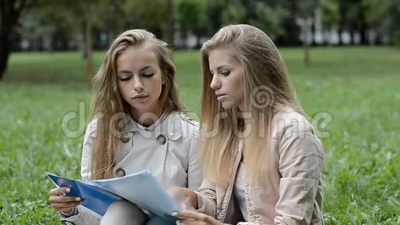 在公园做作业的年轻女学生视频的预览图
