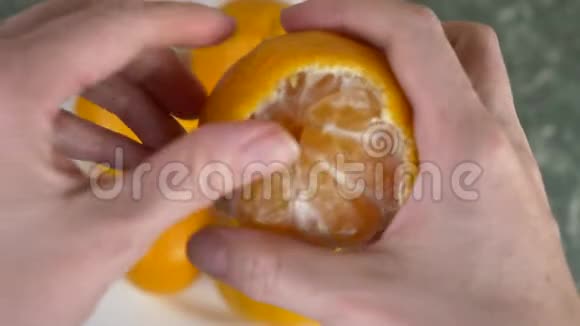 女人手剥山皮柑片堆在碗里4k慢动作视频的预览图