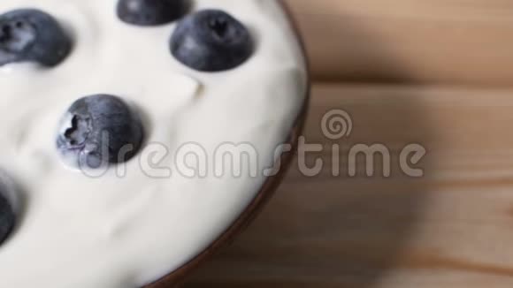 用酸奶蓝莓做的典型的正宗早餐的组成视频的预览图