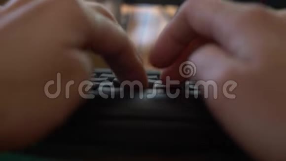 一个女人手在笔记本电脑键盘上打字的特写镜头4k特写慢镜头背景模糊视频的预览图