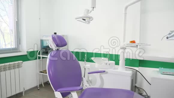 牙医在牙科办公室使用的牙科椅和其他配件视频的预览图