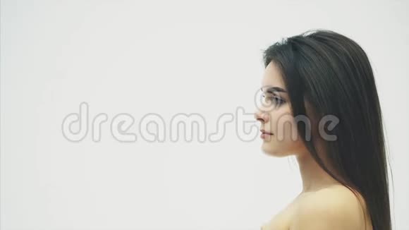 美女美丽的年轻女性抚摸她的皮肤白色背景上孤立的肖像医疗保健完美的皮肤视频的预览图