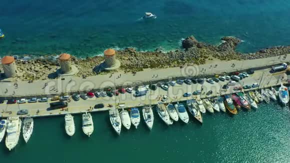 鸟瞰无人机视频罗德城岛多德卡尼斯希腊与曼德拉克港泻湖和视频的预览图