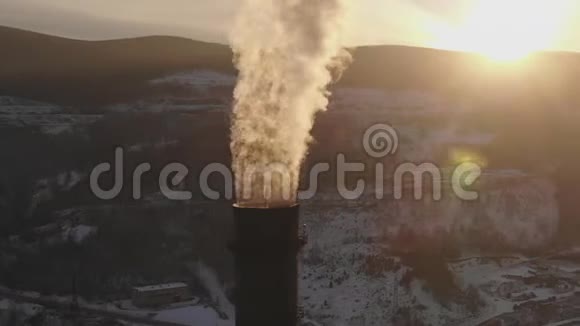 煤锅炉烟囱升起的烟雾的鸟瞰图圆形全景视频的预览图