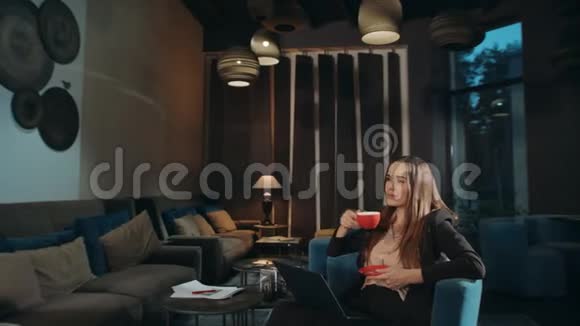 商务女性在酒店休息室喝咖啡女商人喝茶视频的预览图