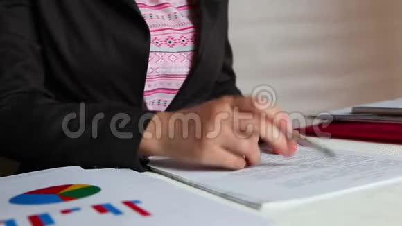 女商人在工作场所检查和签署文件视频的预览图