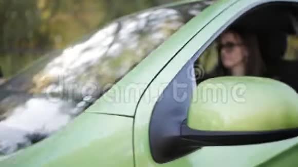 女孩停下车要求司机跳电池以便汽车启动视频的预览图