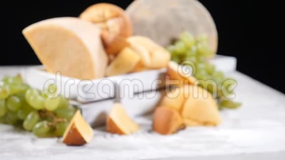餐饮概念各种硬奶酪漂亮地放置在黑色背景上放大到焦点高清高清视频的预览图
