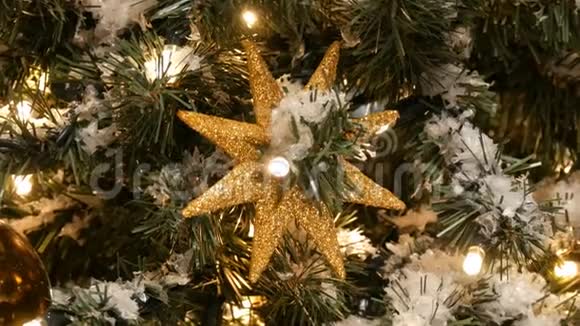 美丽舒适的圣诞图片上面装饰着金银球花环和人造雪视频的预览图
