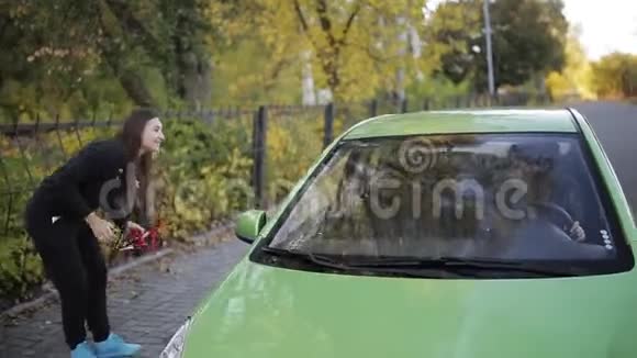 女孩停下车让司机用电线槽跳电线骚扰电瓶车视频的预览图
