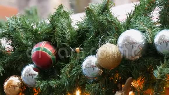 圣诞和新年装饰以冷杉花圈和红色上面挂着金银圣诞球视频的预览图