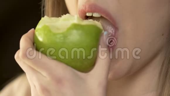 女士吃苹果健康饮食饮食习惯水果和维生素特写视频的预览图